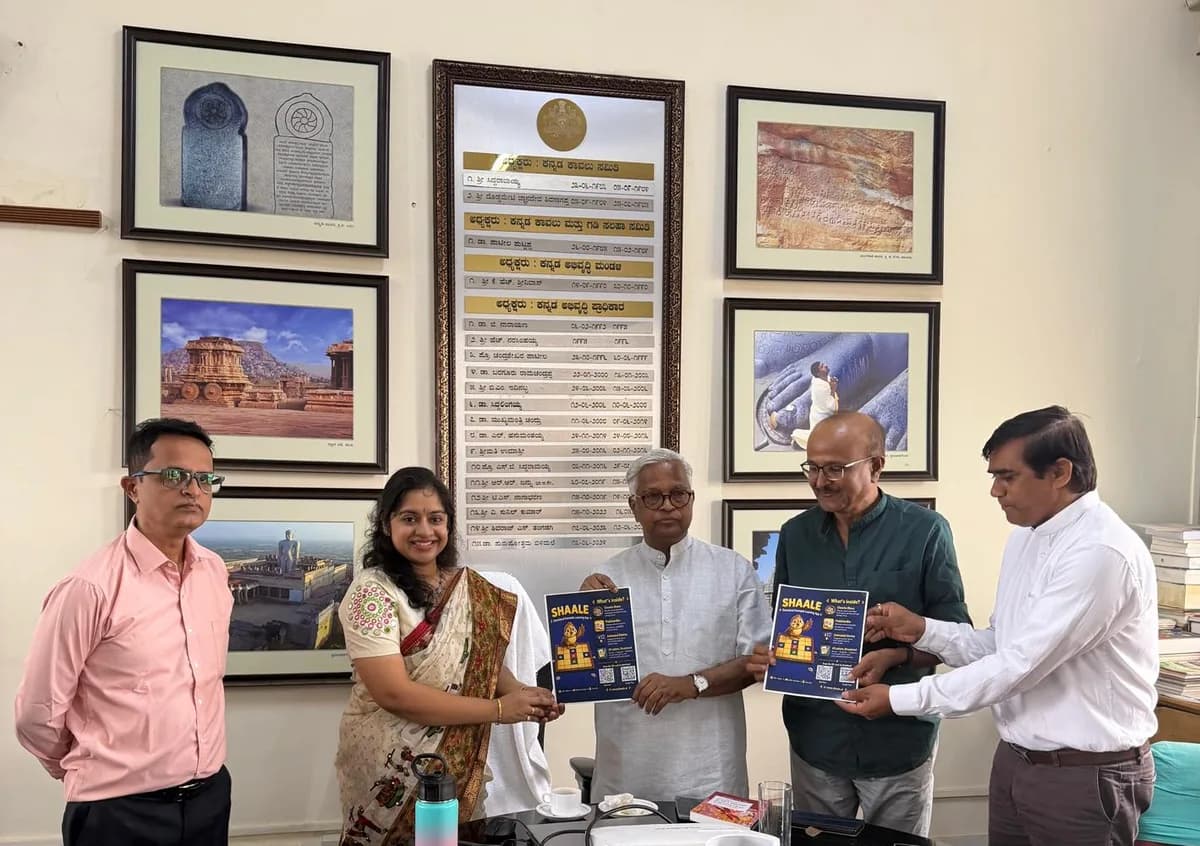 Lavanya Shirur Sudhakar presenting Shaale materials with Karnataka Development Authority representatives